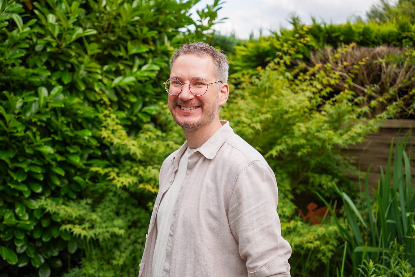 Fabian Pollmann im Garten – systemischer Berater in Gescher